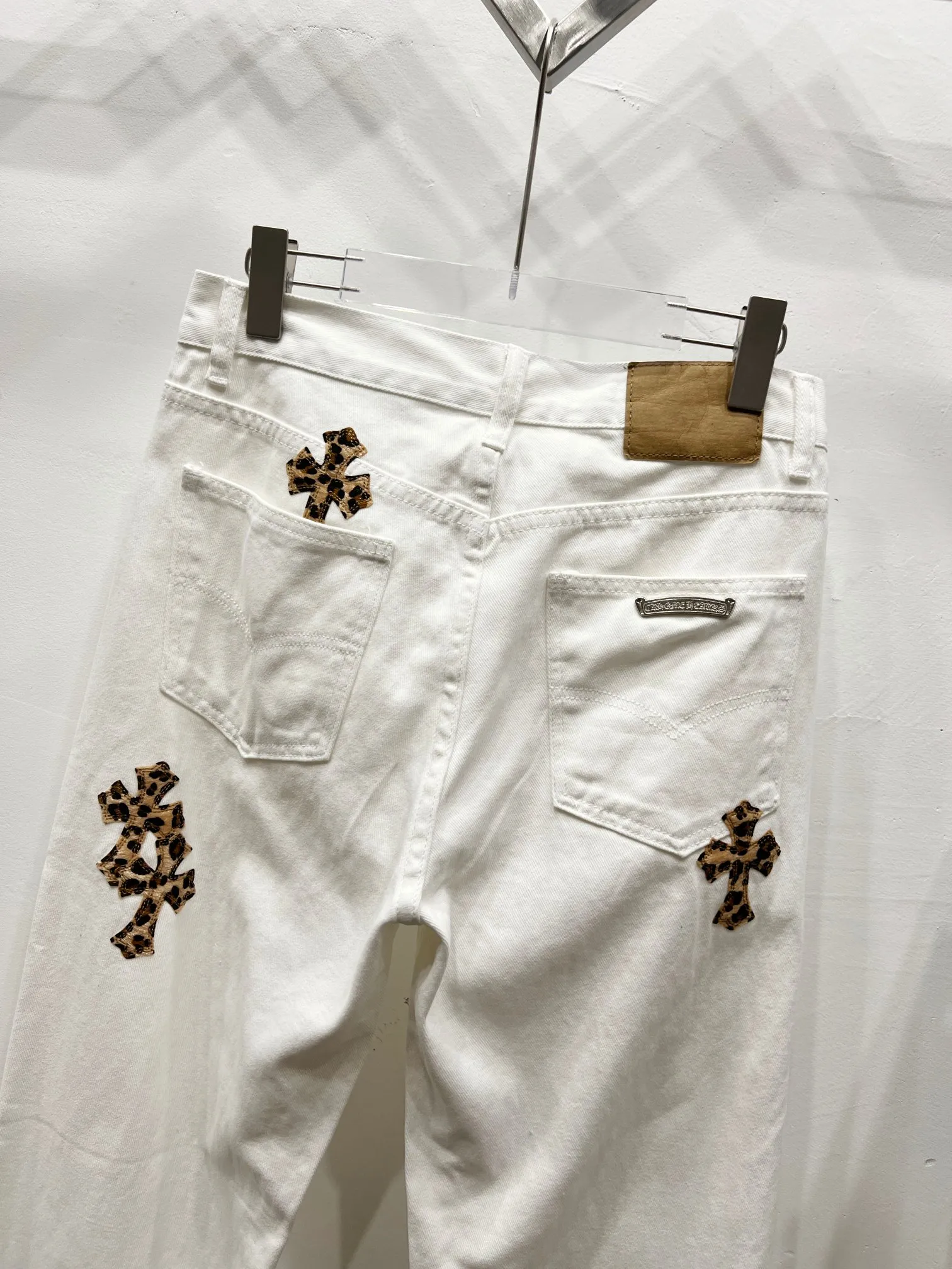 P240 Style Number: (c017) Chrome Hearts CH Chrome Hearts white leopard print leather jeans! The counter price is 4W level, the patchwork is embellished with cross patterns, and the jeans are washed! ! An absolutely high-end luxury product, a 1.9W-level god-level single product, a super popular product, made by top heavy industry, a magic weapon that cannot be missed! [About Zangyin] This is an extremely luxurious fashion brand that can also be called the aristocracy of the high street. It has always been an exclusive brand for some hipsters or rich second generations. Compared with ordinary high streets, it is more luxurious and noble. Compared with luxury brands, it has a more fashionable personality and has always been a brand that I have a special liking for. -Color: White -Size: 28-30-32-34 (S-XL)